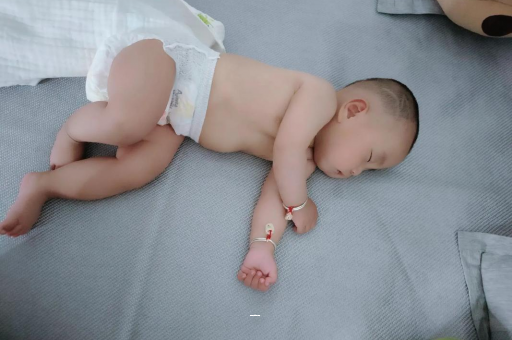 日照宝宝脚心出汗怎么回事